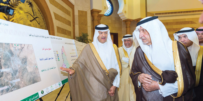  الأمير خالد الفيصل يستمع إلى شرح من الأمير سلطان بن سلمان عن المشروع