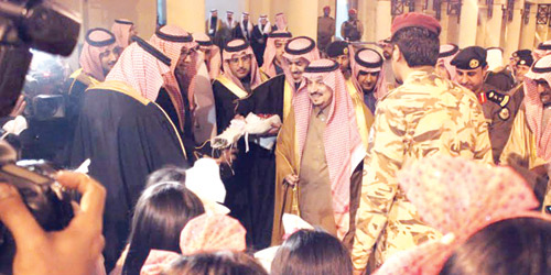  فرقة ماسة تقدم الزهور لسموه