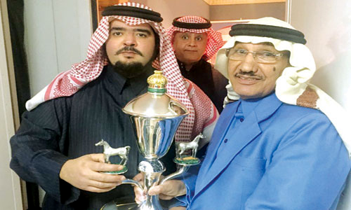  المدرب فيحان المنديل مع الأمير عبدالعزيز بن فهد عقب الفوز