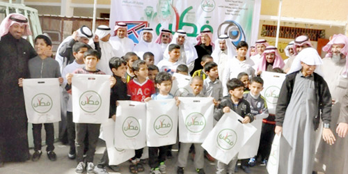  الذويبي مع بعض طلاب التربية الخاصة