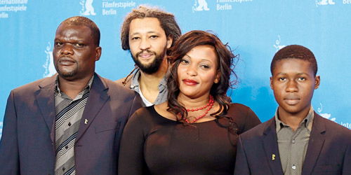  من اليسار: الممثل مباكا والمخرج قوميس والممثلة تشاندا بيا والممثل كلوديا خلال عرض فيلم Felicite