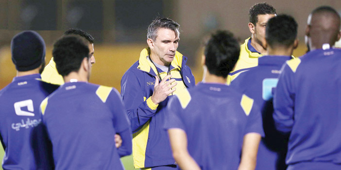  كارتيرون يتحدث للاعبيه قبل مران البارحة