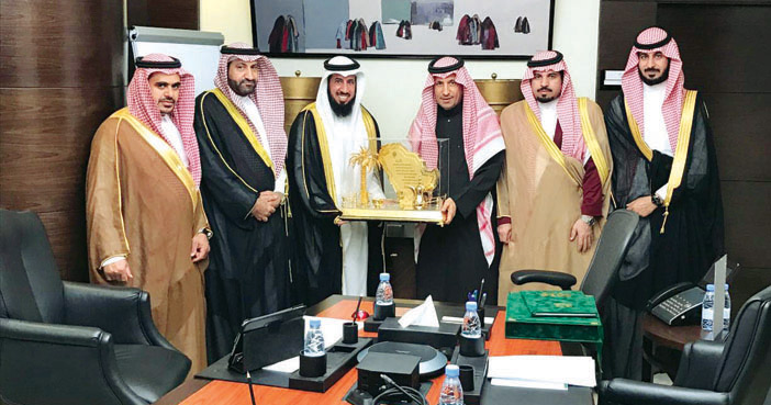  أعضاء اللجنة مع وزير العمل