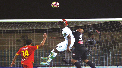  احتكاك لاعب الأهلي مع حارس القادسية