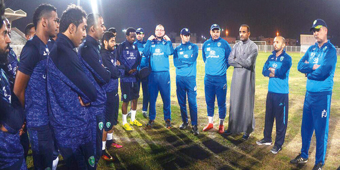  اجتماع الراشد والجهازين الفني والإداري بلاعبي الفتح قبل بداية التدريبات