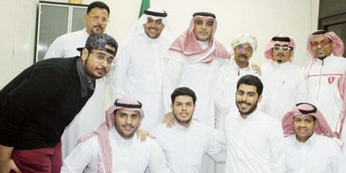  مرسي يتوسط أعضاء مجموعة المدرج