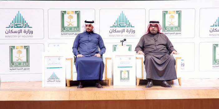   الأمير سعود بن طلال واليوسف خلال المؤتمر الصحفي امس بالرياض