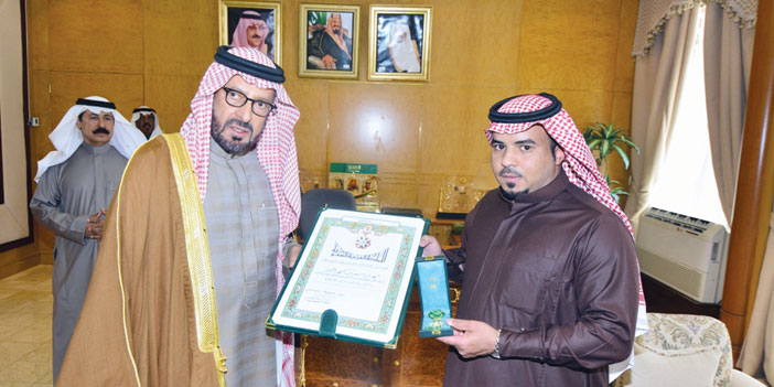   سموه يسلم الوسام للمواطن الشمري