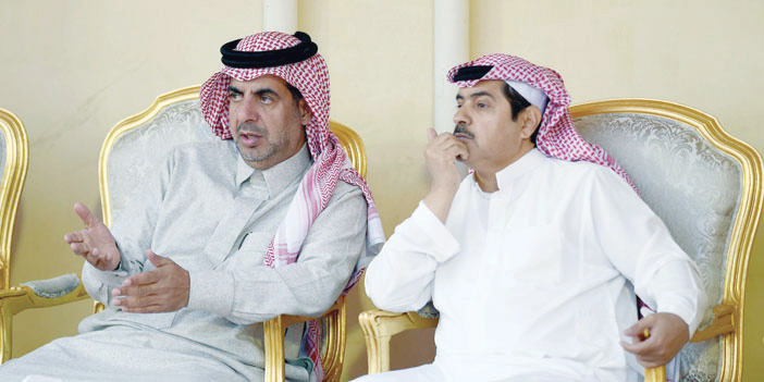   القريني خلال متابعته التدريب