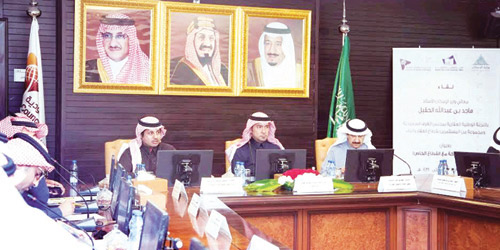  وزير الإسكان خلال لقائه بالمطورين والمستثمرين