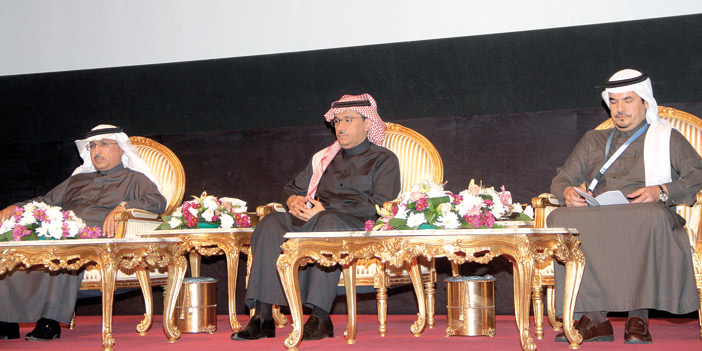  د. العمر خلال افتتاحه الملتقى