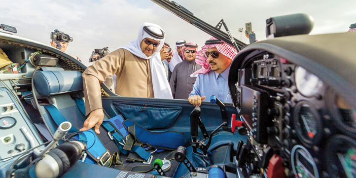  أمير منطقة الرياض وإلى جواره الأمير سلطان بن سلمان خلال زيارته نادي الطيران السعودي