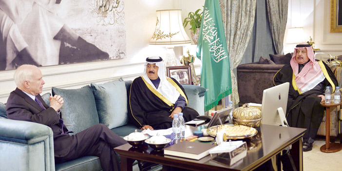  الأمير متعب بن عبدالله خلال لقائه جون ماكين