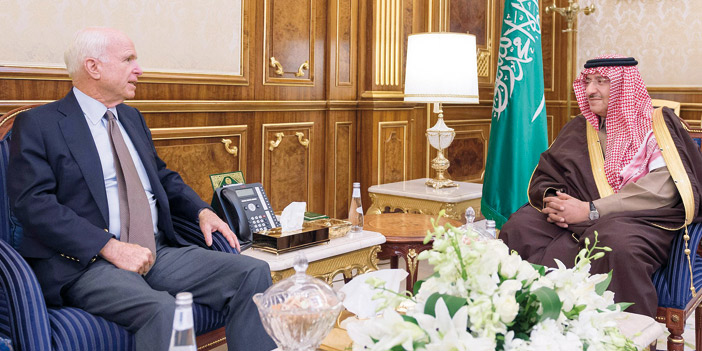 ولي العهد يبحث مع جون ماكين تعزيز التعاون بين المملكة وأمريكا 