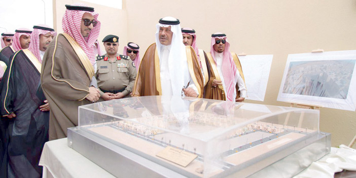  الأمير مشاري بن سعود مطلعا على تصاميم المشروع