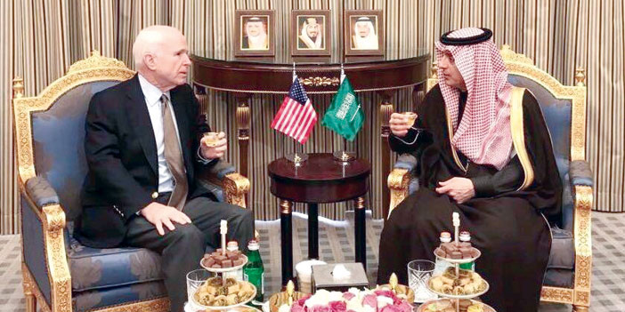 وزير الخارجية يلتقي جون ماكين ويبحثان العلاقات الثنائية والمستجدات 