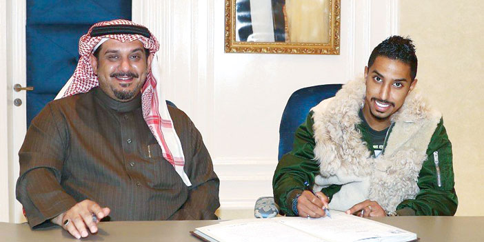  رئيس الهلال وسالم الدوسري خلال التوقيع