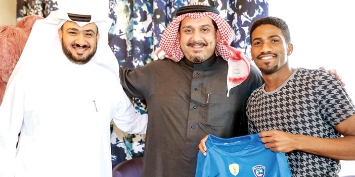  عوض خميس مع وكيل أعماله غرم العمري عند التوقيع للهلال