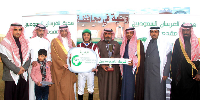  الشايع يسلِّم الكأس ومفتاح السيارة لصاحب الجواد الفائز