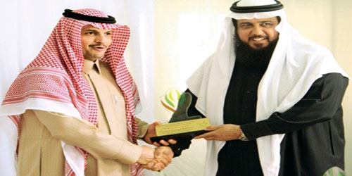  تكريم وكيل المحافظ من قبل الدكتور الرثيع