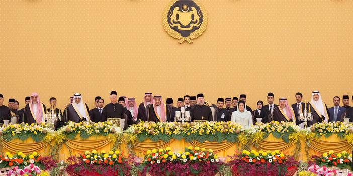  خادم الحرمين وملك ماليزيا خلال حفل العشاء في القصر الملكي في كوالالمبور