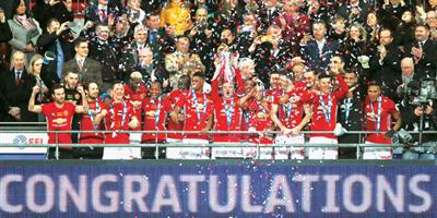 «السلطان إبرا» يقود مانشستر يونايتد للتتويج بكأس الرابطة الإنجليزية 