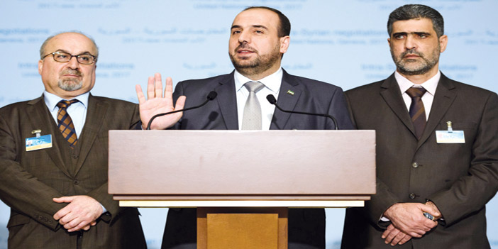  رئيس وفد المعارضة نصر الحريري يتحدث في جنيف أمس بعد الاجتماع مع الوسيط دي ميتسورا