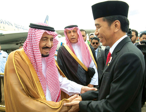  خادم الحرمين مصافحاً الرئيس الإندونيسي لدى وصوله إلى جاكرتا