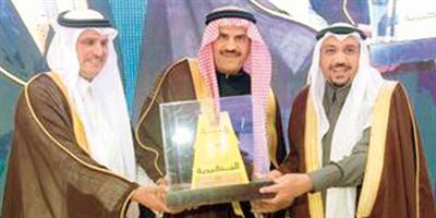 أمير منطقة القصيم يطلق أسماء الداعمين لجوائز التفوق العلمي على مرافق تعليمية 