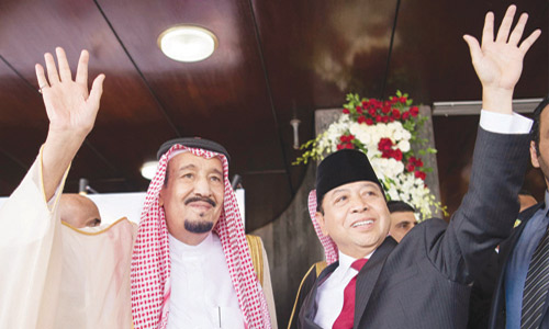  خادم الحرمين ورئيس مجلس النواب يحييان أعضاء المجلس