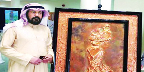  علي الضمادي مع أحد أعماله