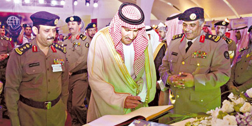  الأمير فيصل يسجل كلمة في سجل الزيارة