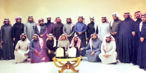  رئيس ومنسوبو بلدية البطين مع الموظفين المتميزين