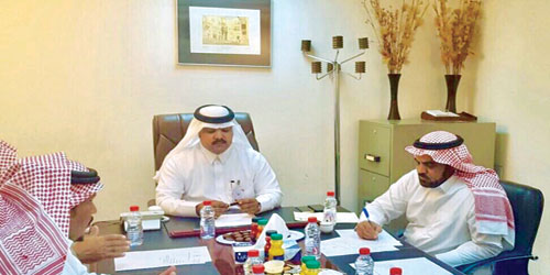   أعضاء اللجنة يناقشون طلبات المواطنين