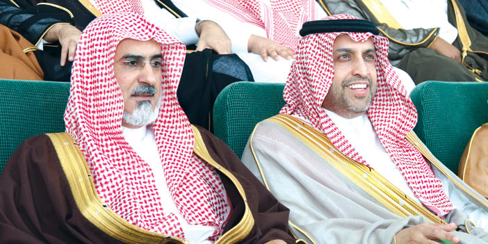  د. أبا الخيل ومدير نادي الفروسية أثناء متابعة السباق