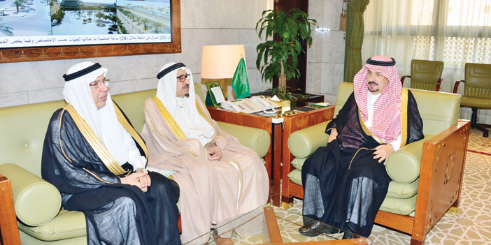  الأمير فيصل بن بندر خلال استقباله رئيس وأعضاء الجمعية