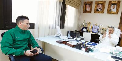 «كلاتينبيرغ» يبدأ عمله في تطوير الحكام باجتماع مع عزت 