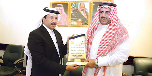  مدير الجامعة أثناء زيارته لعمادة الدراسات العليا