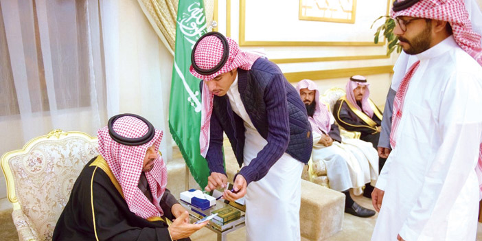  الأمير سعود بن عبدالمحسن يطلع على مبادرة الشباب