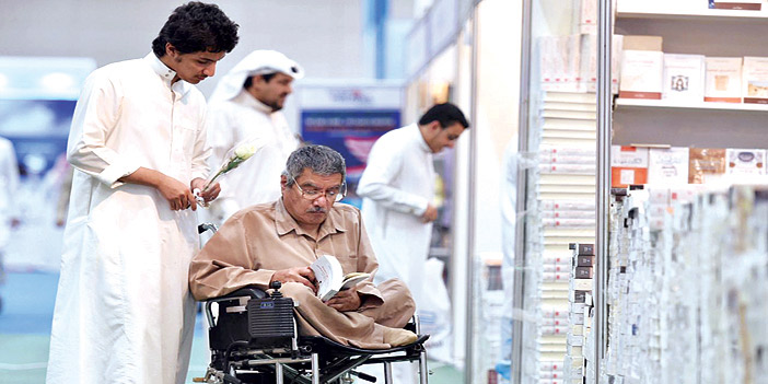 الإعاقة الجسديةلم تمنع زائر من زيارة معرض الرياض الدولي للكتاب 