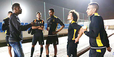 لاعبو الاتحاد في اجتماع خاص تعاهدوا على تحقيق الفوز وإسعاد جماهيرهم 