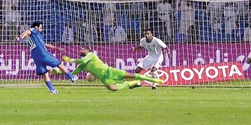   ياسر القحطاني خلال تسديدته لكرة الهدف