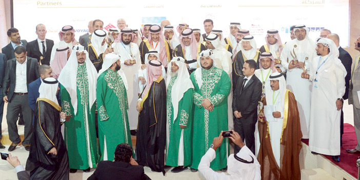  الفائزون بجوائز التميز السياحي في دورتها الماضية في صورة جماعية مع الأمير سلطان بن سلمان
