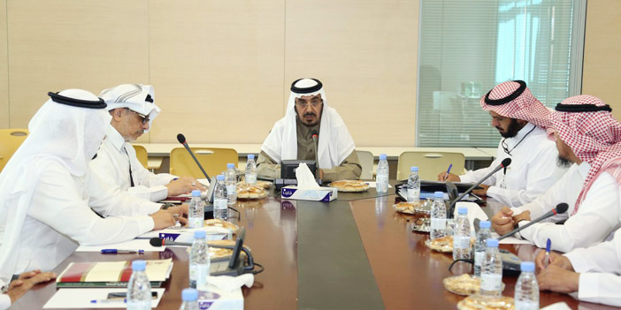   من اجتماع أعضاء الفريق برئاسة مدير الجامعة