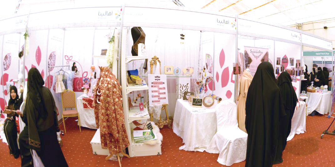  جانب من مشاركات الأسر المنتجة اللاتي استفدن من برامج أهالينا