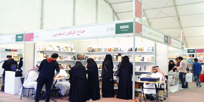  عدد من الزائرات في جناح «المؤلفين السعوديين» في المعرض