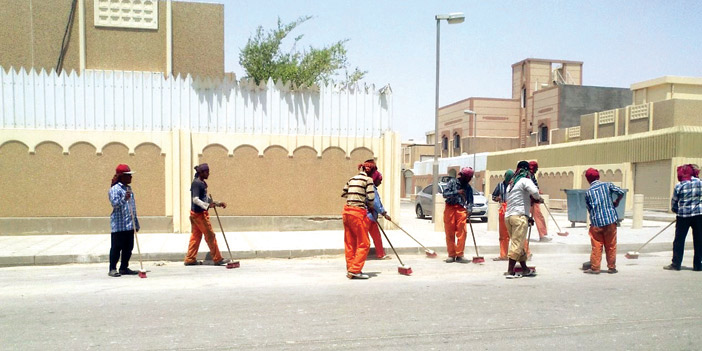  فريق من البلدية يقومون بتنظيف الشوارع
