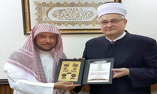  د. السميح يقدم هدية تذكارية لسماحة مفتي كرواتيا