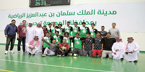  اللاعبون يحتفلون بالبطولة مع الجهاز الفني والإداري ومحبي النادي