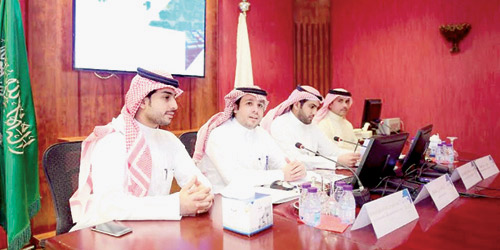  جانب من الندوة بغرفة القصيم